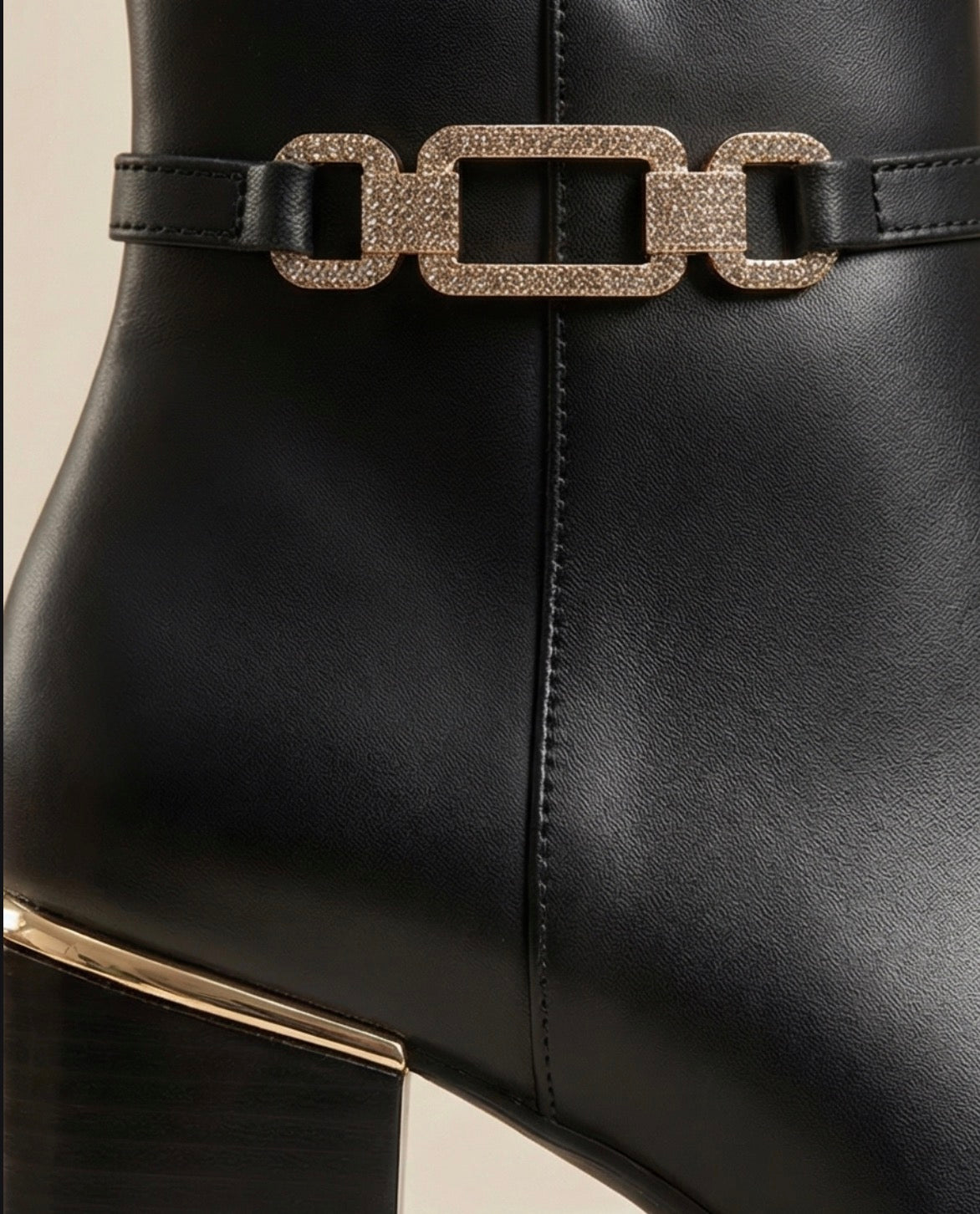 Bottines avec boucle dorée