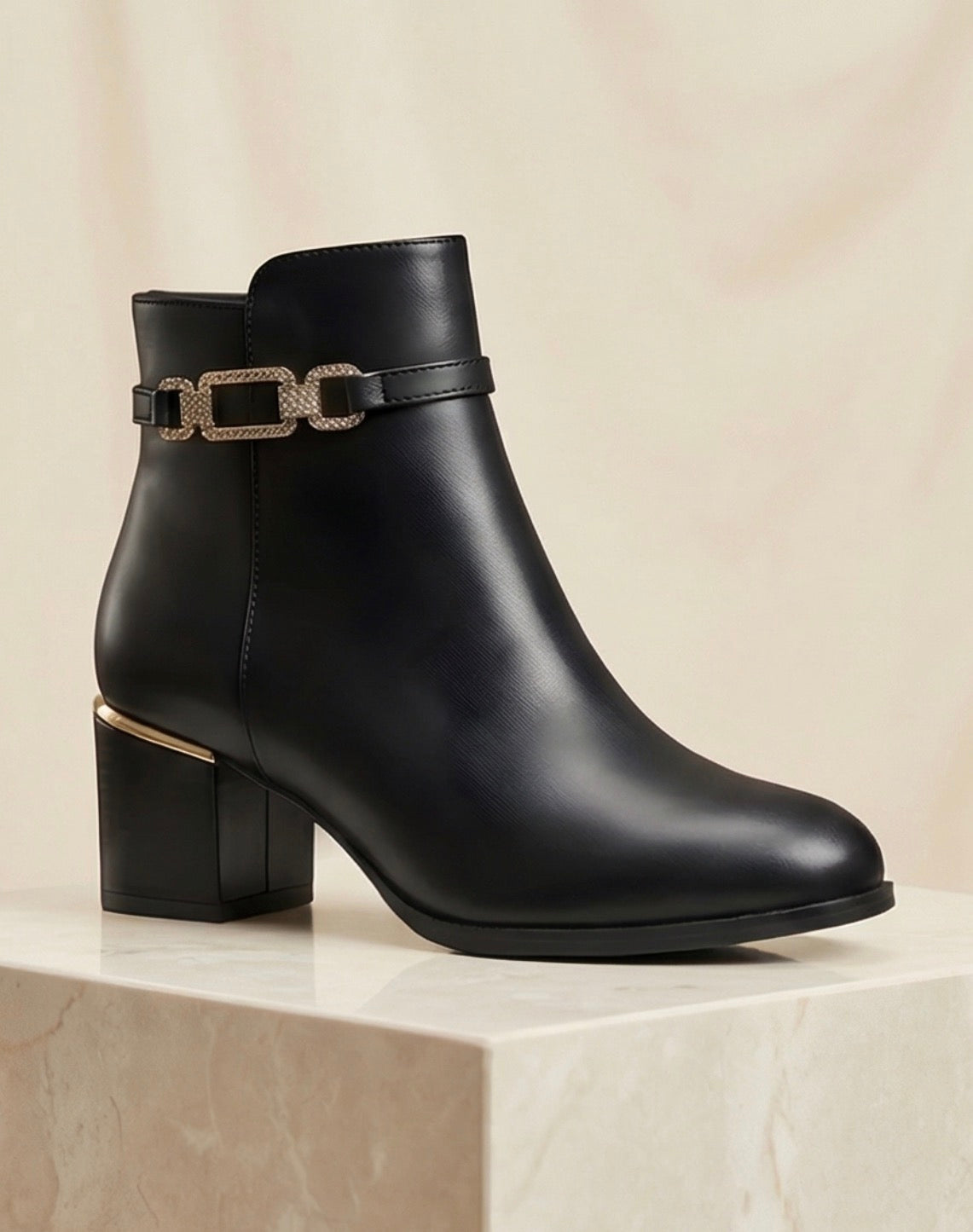 Bottines avec boucle dorée